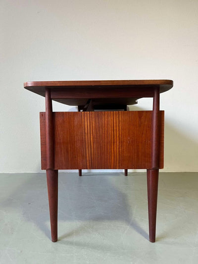 
                  
                    Bureau teak curved 2-zijdig - LOUI.STORE
                  
                