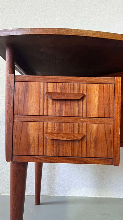 
                  
                    Bureau teak curved 2-zijdig - LOUI.STORE
                  
                