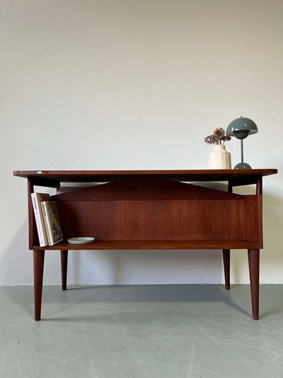 
                  
                    Bureau teak curved 2-zijdig - LOUI.STORE
                  
                