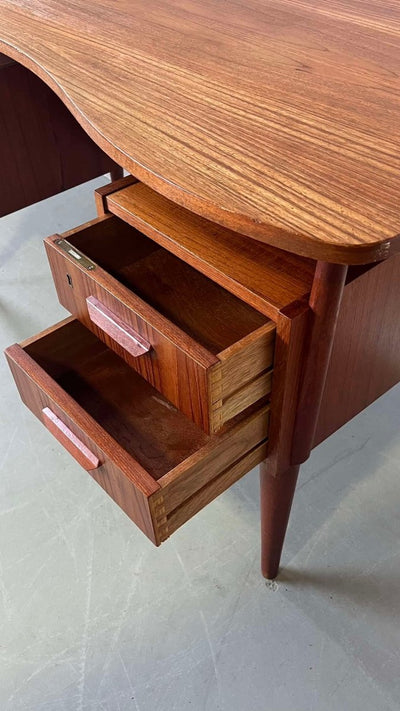 
                  
                    Bureau teak curved 2-zijdig - LOUI.STORE
                  
                