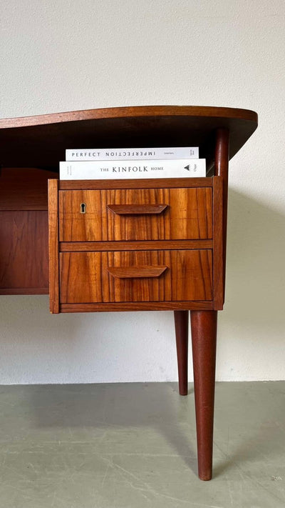 
                  
                    Bureau teak curved 2-zijdig - LOUI.STORE
                  
                