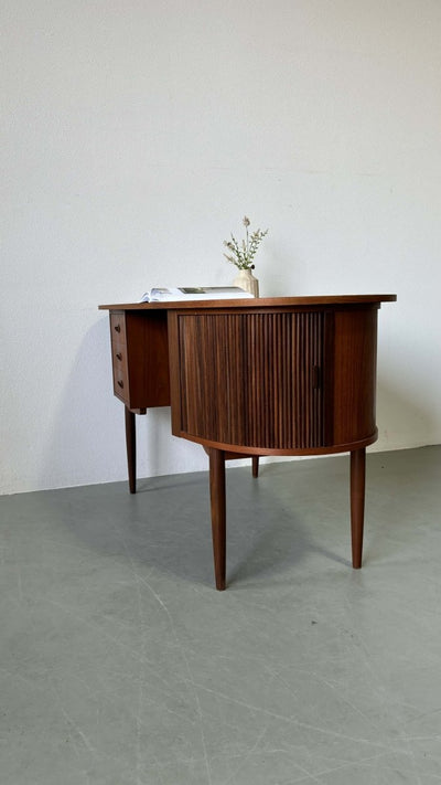 
                  
                    Bureau teak tambour deur - LOUI.STORE
                  
                