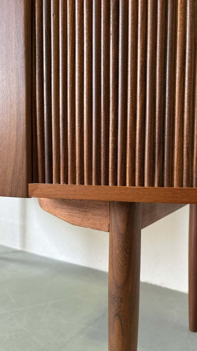 
                  
                    Bureau teak tambour deur - LOUI.STORE
                  
                