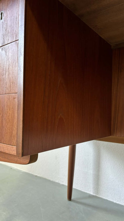 
                  
                    Bureau teak tambour deur - LOUI.STORE
                  
                