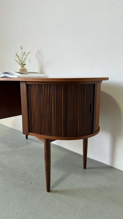 
                  
                    Bureau teak tambour deur - LOUI.STORE
                  
                