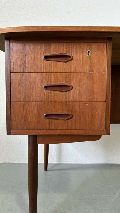 
                  
                    Bureau teak tambour deur - LOUI.STORE
                  
                