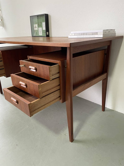 
                  
                    Bureau teak zwevende ladeblokken - LOUI.STORE
                  
                