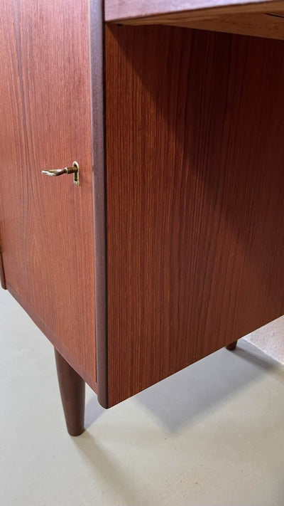 
                  
                    Deens bureau klein model - LOUI.STORE
                  
                