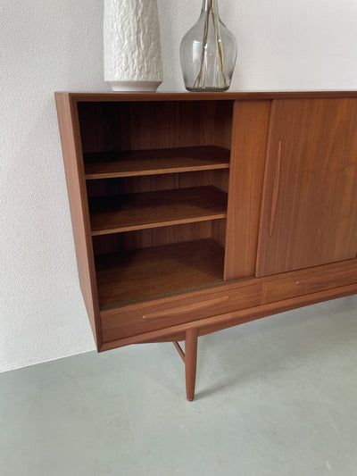 
                  
                    Deens highboard met licht - LOUI.STORE
                  
                