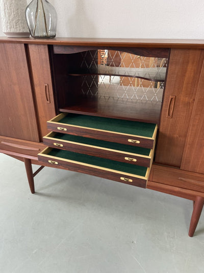 
                  
                    Deens highboard met licht - LOUI.STORE
                  
                