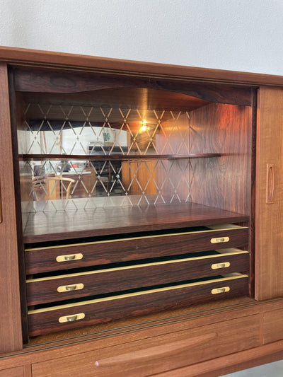 
                  
                    Deens highboard met licht - LOUI.STORE
                  
                