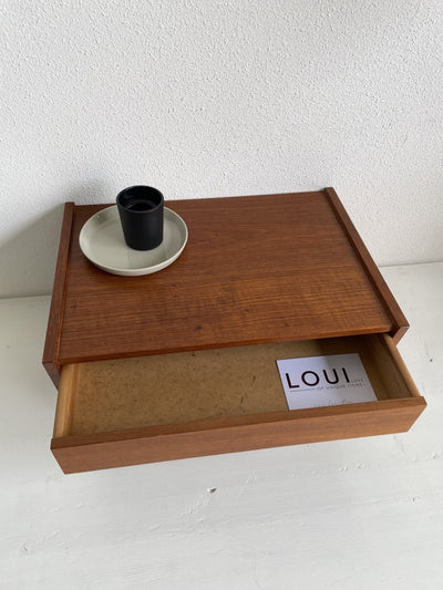 
                  
                    Deens teakhouten wandkastje - LOUI.STORE
                  
                