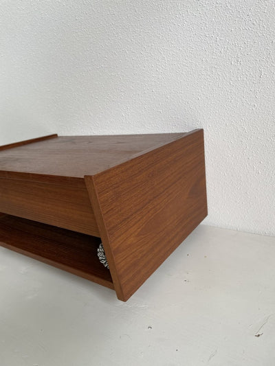 
                  
                    Deens teakhouten wandkastje - LOUI.STORE
                  
                