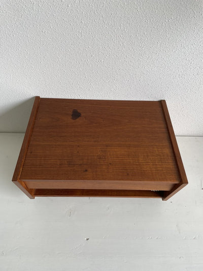 
                  
                    Deens teakhouten wandkastje - LOUI.STORE
                  
                