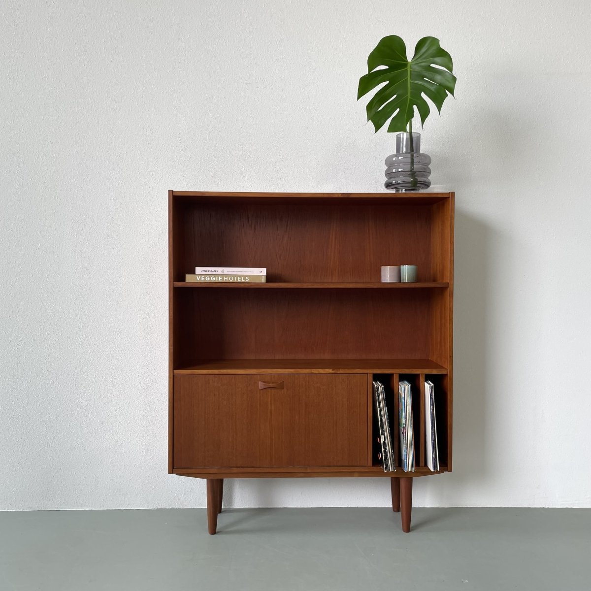 Deense boeken- en platenkast - LOUI.STORE