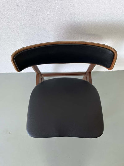 
                  
                    Deense stoel skai - teak - LOUI.STORE
                  
                