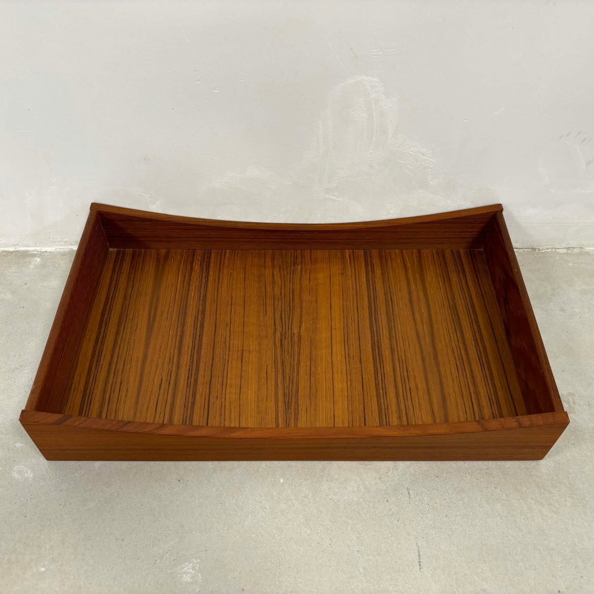 
                  
                    Dienblad teak - LOUI.STORE
                  
                