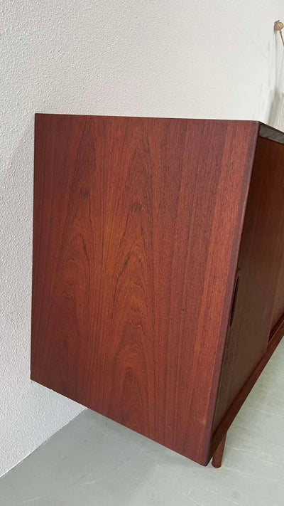 
                  
                    Donker teak lowboard - LOUI.STORE
                  
                