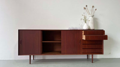 
                  
                    Donker teak lowboard - LOUI.STORE
                  
                
