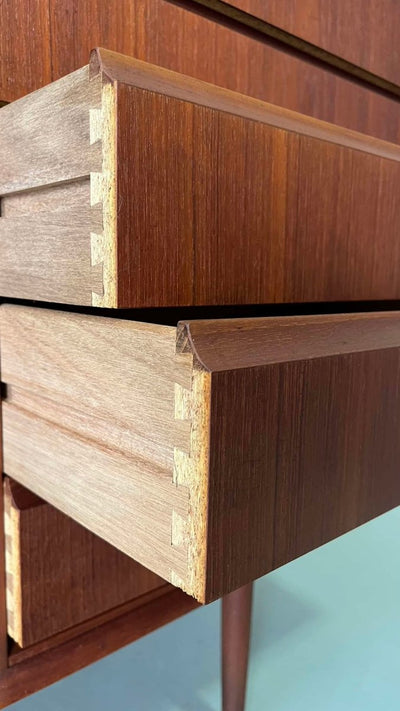 
                  
                    Donker teak lowboard - LOUI.STORE
                  
                