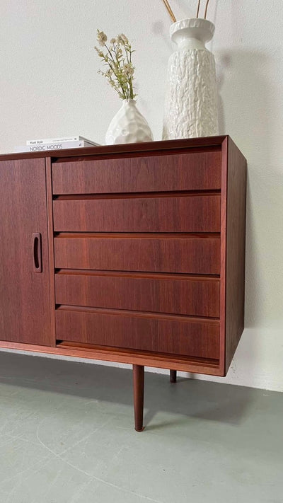
                  
                    Donker teak lowboard - LOUI.STORE
                  
                