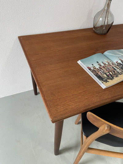 
                  
                    Eettafel in teak (uitschuifbaar) - LOUI.STORE
                  
                