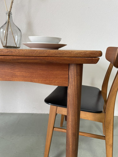 
                  
                    Eettafel in teak (uitschuifbaar) - LOUI.STORE
                  
                