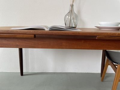 
                  
                    Eettafel in teak (uitschuifbaar) - LOUI.STORE
                  
                