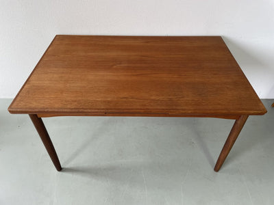 
                  
                    Eettafel in teak (uitschuifbaar) - LOUI.STORE
                  
                