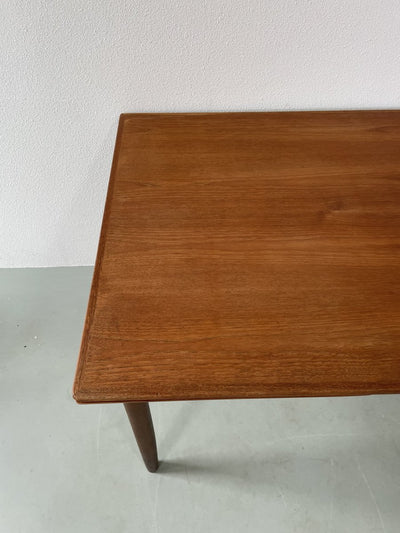 
                  
                    Eettafel in teak (uitschuifbaar) - LOUI.STORE
                  
                