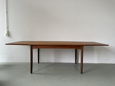 
                  
                    Eettafel in teak (uitschuifbaar) - LOUI.STORE
                  
                