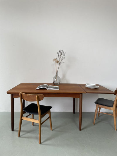 
                  
                    Eettafel in teak (uitschuifbaar) - LOUI.STORE
                  
                