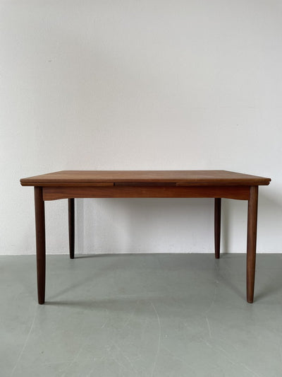 
                  
                    Eettafel in teak (uitschuifbaar) - LOUI.STORE
                  
                