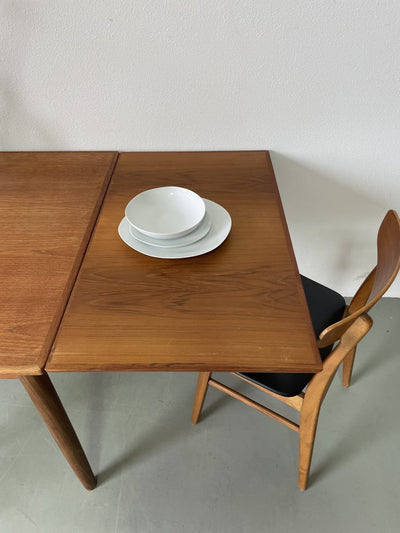 
                  
                    Eettafel in teak (uitschuifbaar) - LOUI.STORE
                  
                