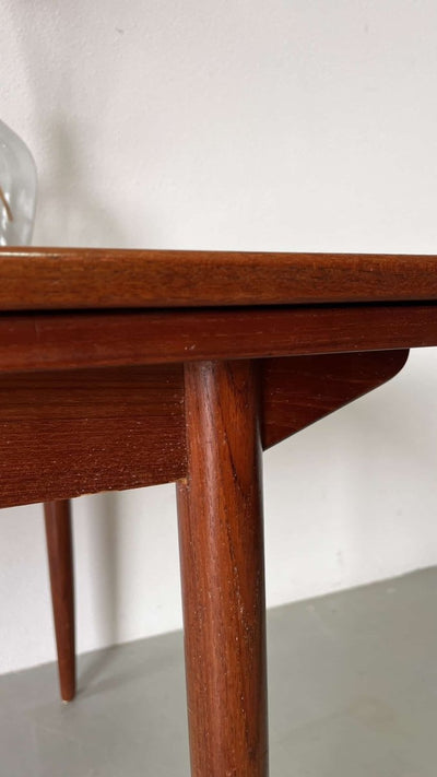 
                  
                    Eettafel Vejle Stole (uitschuifbaar) - LOUI.STORE
                  
                