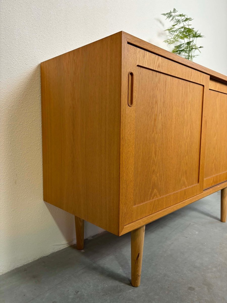 
                  
                    Eiken sideboard Hundevad (S) - LOUI.STORE
                  
                