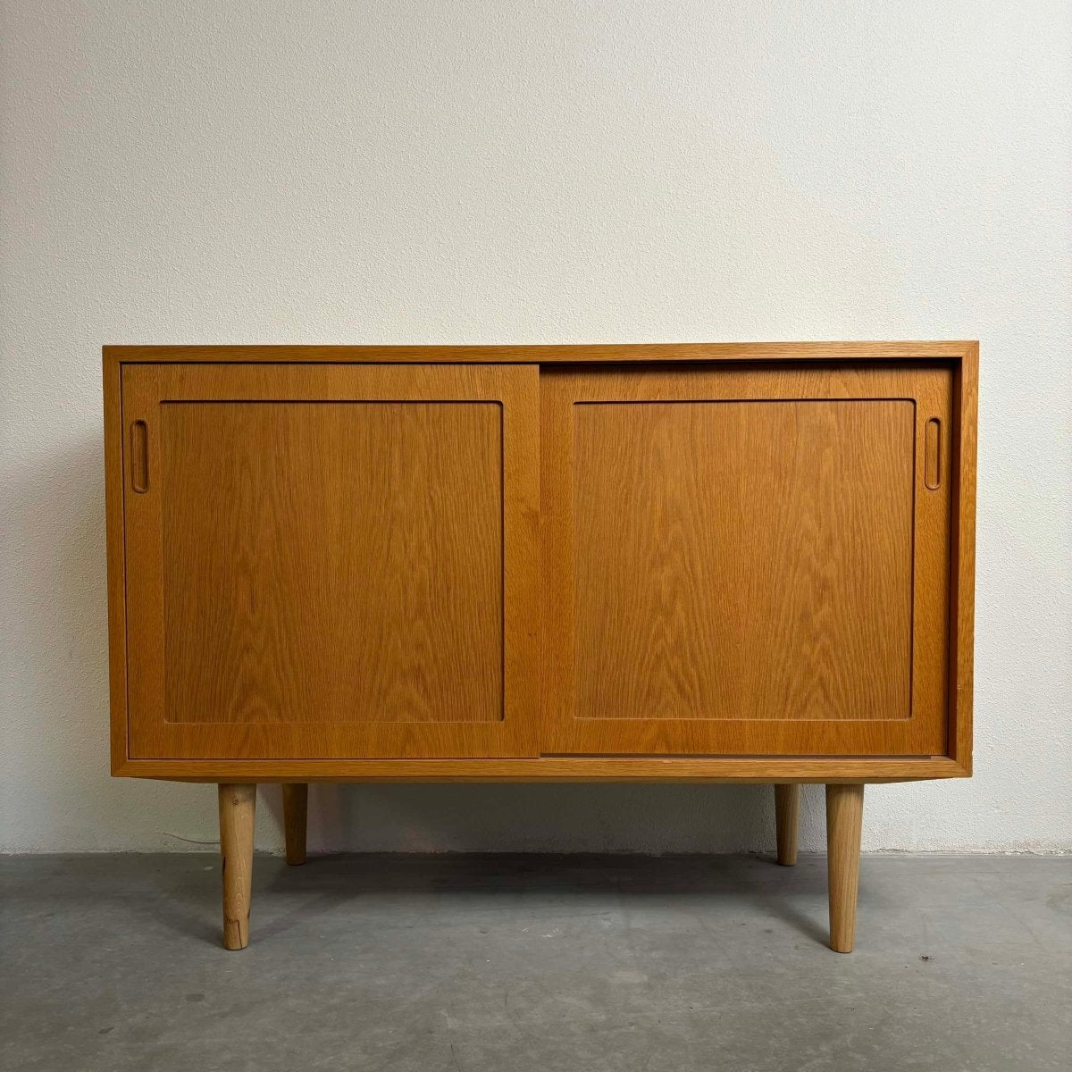 
                  
                    Eiken sideboard Hundevad (S) - LOUI.STORE
                  
                