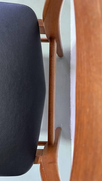 
                  
                    Findahls stoelen *4 skai - LOUI.STORE
                  
                