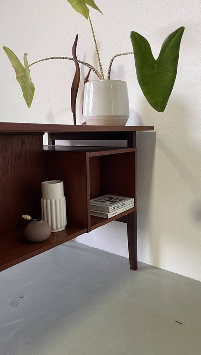 
                  
                    “Free standing” bureau met boekenkast - LOUI.STORE
                  
                