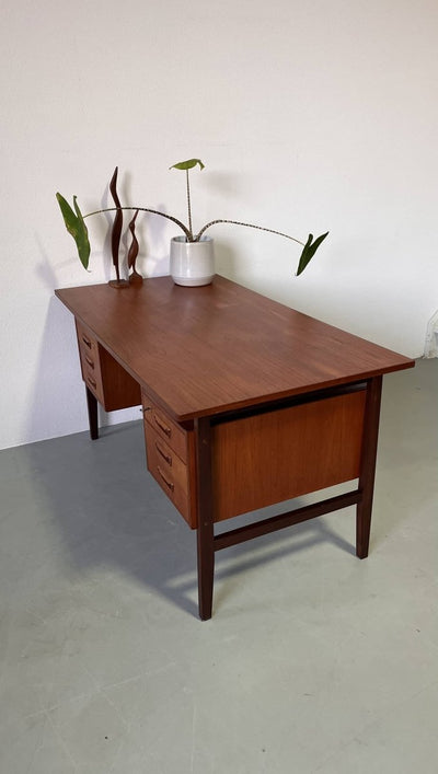 
                  
                    “Free standing” bureau met boekenkast - LOUI.STORE
                  
                