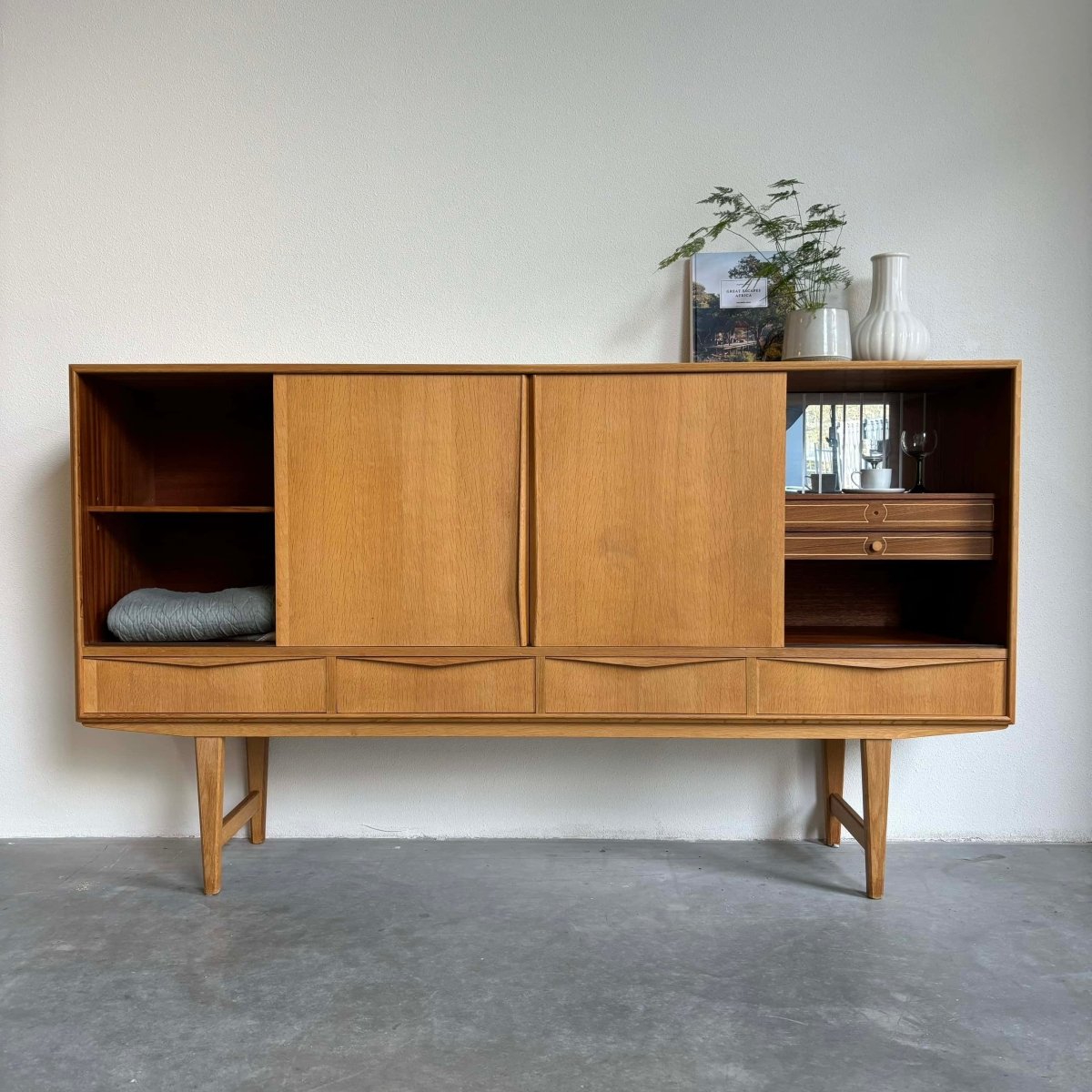 Highboard eiken van E.W. Bach - LOUI.STORE