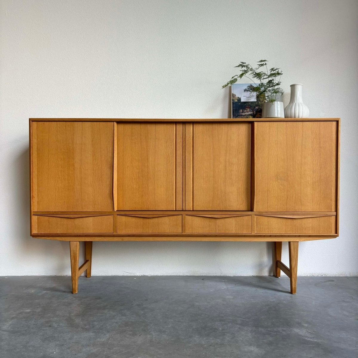 Highboard eiken van E.W. Bach - LOUI.STORE