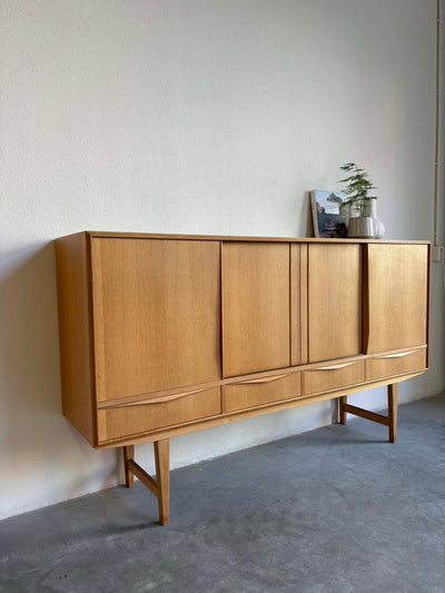
                  
                    Highboard eiken van E.W. Bach - LOUI.STORE
                  
                