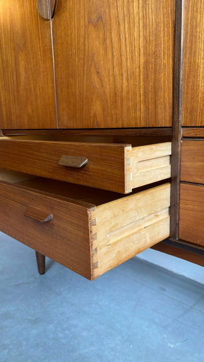 
                  
                    Highboard in teak ronde greep - LOUI.STORE
                  
                