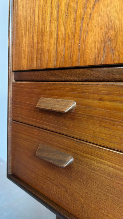 
                  
                    Highboard in teak ronde greep - LOUI.STORE
                  
                