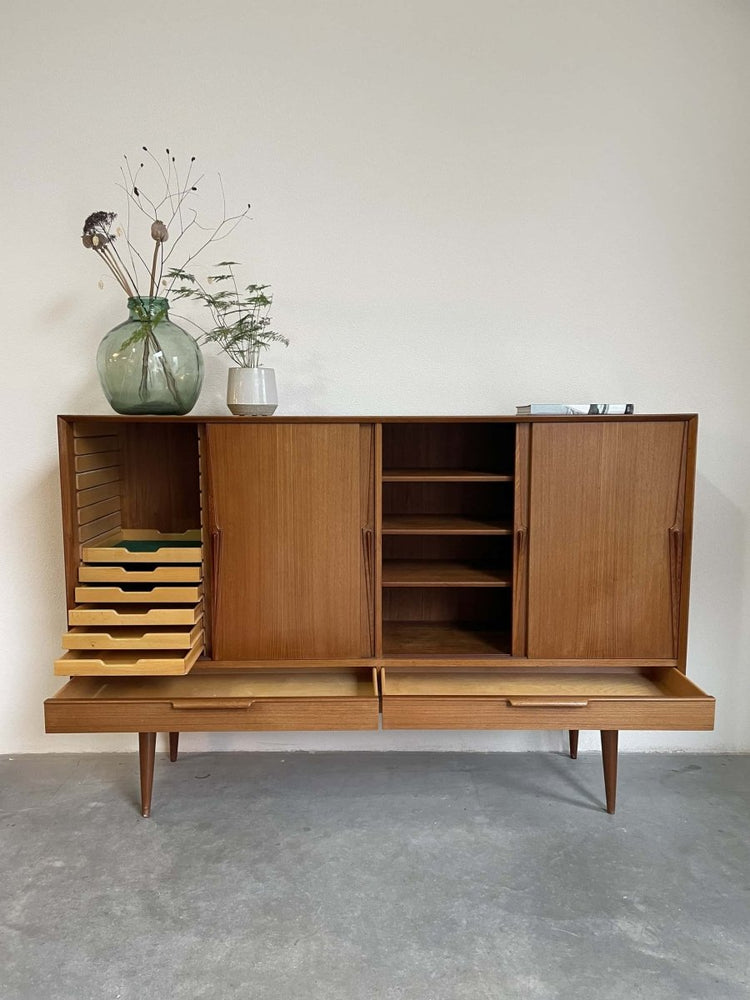 
                  
                    Highboard Omann Jun. in teak - LOUI.STORE
                  
                