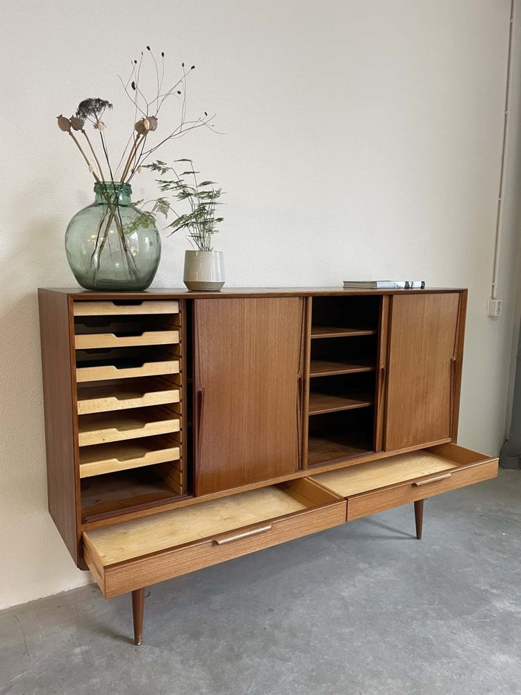 
                  
                    Highboard Omann Jun. in teak - LOUI.STORE
                  
                