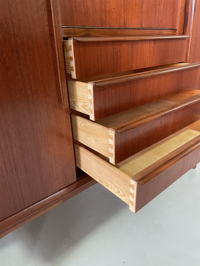 
                  
                    Highboard teak met klep - LOUI.STORE
                  
                