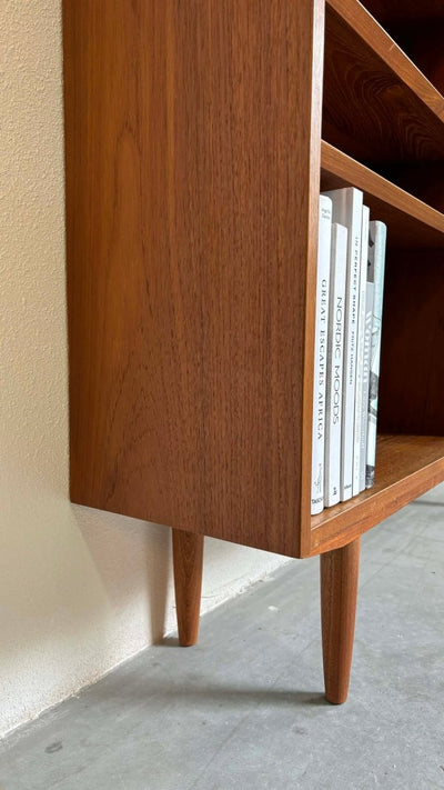 
                  
                    Hundevad boekenkast teak XL - LOUI.STORE
                  
                