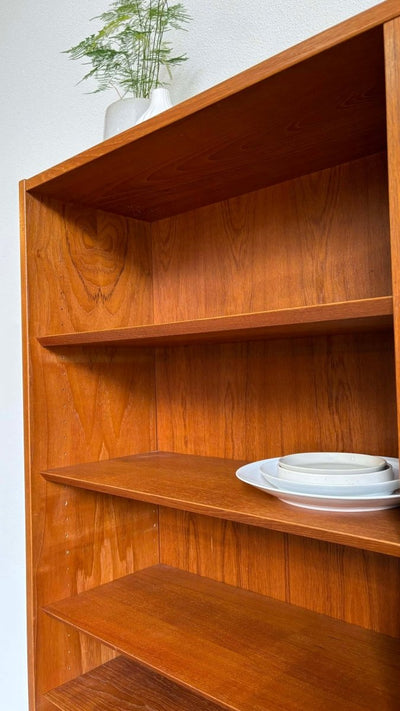 
                  
                    Hundevad boekenkast teak XL - LOUI.STORE
                  
                